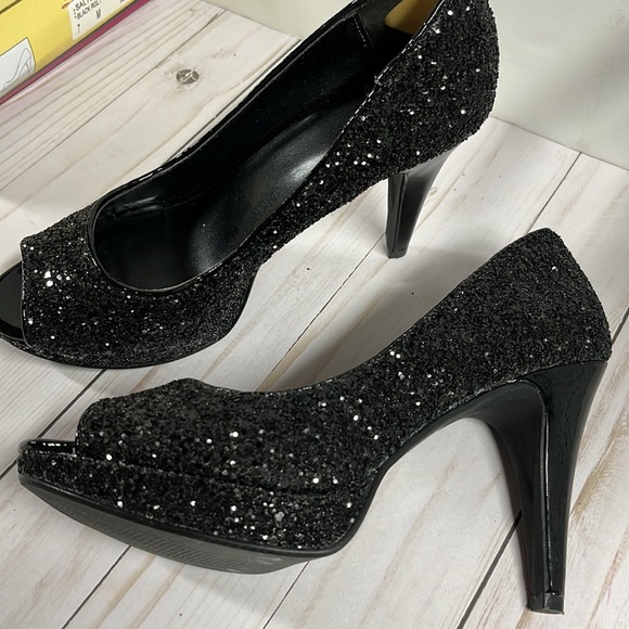 Black High Heel Pumps size 7 platform for added ease, - Picture 8 of 9